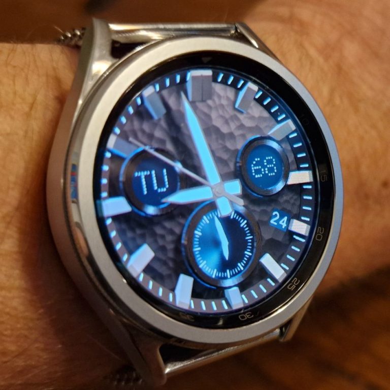 Digital-analog 3D real-time rendered watch face with gold pointers